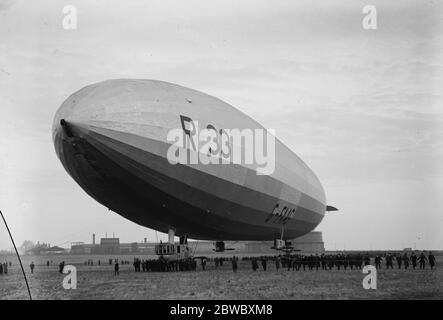 Erster Flug eines britischen Luftschiffes seit über drei Jahren. R33 verlässt das Flugplatz Cardington. April 1925 Stockfoto