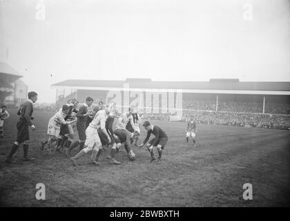 Oxford Niederlage Cambridge in großen Rugby-Kampf in Twickenham. Oxford nimmt auf . Dezember 1924 Stockfoto