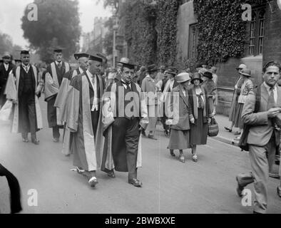 Bemerkenswerte Grad Zeremonie in Oxford . Sir Henry Newbolt und Sir James Barrie (rechts) in ihren Roben. 23 Juni 1926 Stockfoto