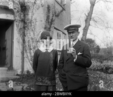 Senatore Marconi 's Besuch in Cornwall. Senatore Marconi und Miss Elizabeth Paynter, Tochter des Col und Frau Paynter, fotografiert in Boskenna, der Col 's Residenz in Cornwall. 13. April 1925 Stockfoto