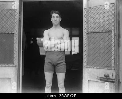 Len Harvey , bereit, um den britischen Weltgewichtstitel zu kämpfen. Er wurde zu einem Unentschieden gehalten, obwohl von Harry Mason am 29. April 1926. Lem gestellt . Stockfoto