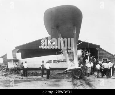 Riesige Sikorsky Flugzeug für New York, Paris non stop Flug T. Das riesige S53 Sikorsky drei motorigen Flugzeug, in dem Kapitän Rene Fock und LT AP Snody versuchen, einen Non-Stop-Flug über den Atlantik von New York nach Paris . Die Maschine vor dem Hangar am Roosevelt Field. 21 August 1926 . Stockfoto