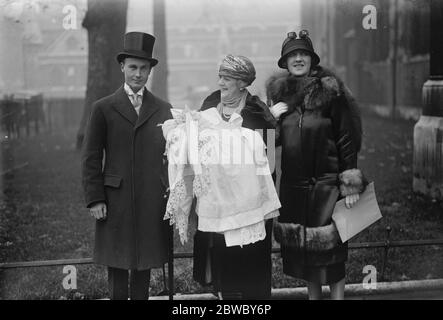 Sir James Barrie als Pate. Sir James Barrie fungierte als Pate des zweiten Sohnes von Miss Violet Loraine (Mrs E R Joicey), in St Margarets ' s Wetminster. Herr und Frau E. R. Joicey und Frau Zelie de Lussan mit Baby . November 1925 Stockfoto