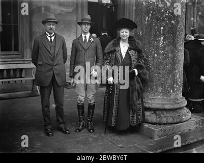 Kommen des Alters von Lord Ailesbury 's Erbe: Präsentation auf Rasen treffen von Tedworth Hounds, Tottenham House, Savernake. Der Earl of Cardigan mit dem Marquis und der Marchioness von Ailesbury . 24 März 1925 Stockfoto