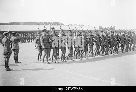 Ein Verdienst an die Royal Air Force . Flugzeuglehrlinge, die ihre 3-jährige Ausbildung an der Royal Air Force Technical School, Cranwell, abgeschlossen haben, sind hier gesehen marschieren vorbei Air Vice Marshal Oliver Swann, Air Council Mitglied für personnal, die sie am Montag inspiziert. September 1923 Stockfoto