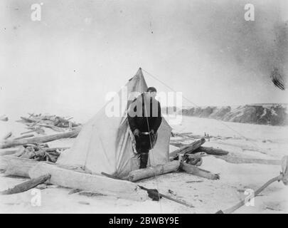 Gewagter Versuch, über Polarmeer zu driften. Hilflos im Eis für vierundzwanzig Monate gesperrt. Camp an der sibirischen Küste, umgeben von Treibholz. Das Zelt ist nach dem Muster von Kapitän Amundsen auf seiner Expedition zum Südpol verwendet. Januar 1926 Stockfoto