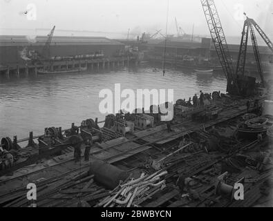 Um deutsche Kriegsschiffe bei Scapa Flow zu retten, übergab man deutsche U-Boot-Dock, umgebaut für Hebezwecke, Segel von Queenborough für den Einsatzort EINEN Blick hinunter auf das untere Deck des Docks 23 April 1924 Stockfoto