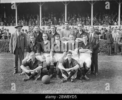 Wimbeldon gegen Südafrika in Wimbeldon die volle südafrikanische Mannschaft: Unbekannter Auftrag AJ Riley (Transvaal), EIN Finlayson (Port Elizabeth), CR Thompson (Transvaal), GW Brunton (Natal), EIN Berry (East London), F Schwerin (Kapstadt) , EE Howell (Orange Free State) Kapitän, BP Tuohy (Natal) , RA Skene (Natal) , G Parry (Kapstadt) , JR Hicklin (Transvaal) , J Green (Transvaal), P Jacobi (East London), JR West (Kapstadt), A Maton (Natal), D Murray (Kapstadt), G Hodgson (Transvaal), NS Walker (Transvaal), HC Williams (Kapstadt) Vize-Kapitän, ESG Stuart (Kapstadt). September 1924 Stockfoto