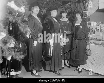 Herzogin von Atholl eröffnet YWCA Bazaar. Die Herzogin von Atholl, MP, eröffnete einen YWCA Basar in der Central Hall, Westminster. Von links nach rechts: Lady Selby Bigge, Katherine Herzogin von Westminster, Lady Lowther und Lady Birkenhead (Abgabe von Zigaretten von ihrem Stand an die Herzogin von Westminster). November 1924 Stockfoto