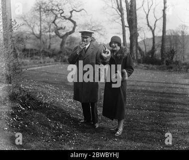 Senatore Marconi 's Besuch in Cornwall. Senatore Marconi und Miss Elizabeth Paynter, Tochter des Col und Frau Paynter, fotografiert in Boskenna, der Col 's Residenz in Cornwall. 13. April 1925 Stockfoto