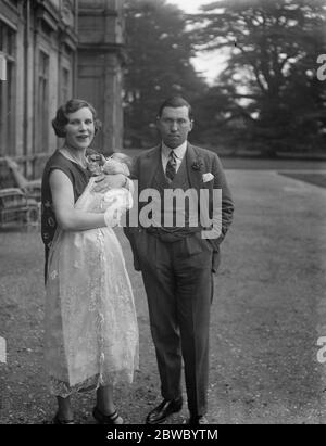 Taufe von Earl und Gräfin von Carnarvon 's Tochter in Highclere Castle, Newbury. Lord und Lady Carnarvon mit ihrer Tochter. 11. April 1925 Stockfoto