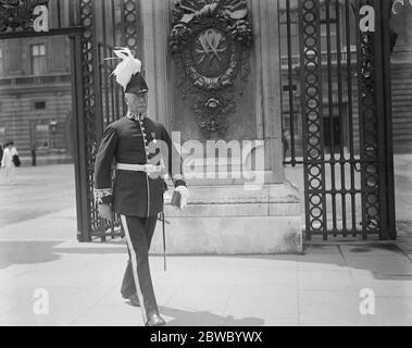 Der König hält eine Investitur des Order of St John am Buckingham Palace. Sir Henry Imbert Terry verlässt . 24 Juni 1924 Stockfoto