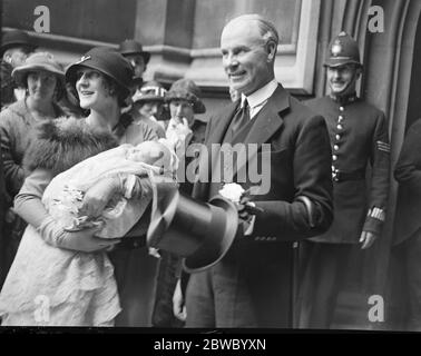 Lord Islington 's Enkel getauft. In der Krypta des Unterhauses fand die Taufe des kleinen Sohnes von Sir Edward und Lady Grigg statt. Sir Edward und Lady Grigg mit dem Baby. 15 Mai 1924 Stockfoto