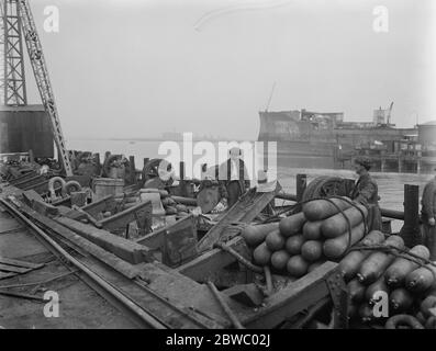 Um deutsche Kriegsschiffe bei Scapa Flow zu retten, übergab man deutsche U-Boot-Dock, umgebaut für Hebezwecke, Segel aus Queenborough für den Einsatzort 23. April 1924 Stockfoto