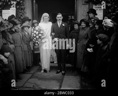 Lord Arthur Butlet 's Hochzeit . Lord Arthur Butler war verheiratet mit Miss Jessie Carlos Clarke in Sunninghill, in der Nähe von Ascot am Samstag. Braut und Bräutigam verlassen die Kirche. 26. Januar 1924 Stockfoto