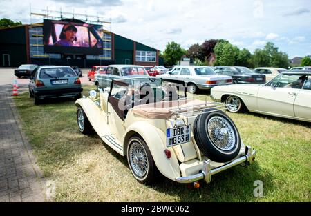 Hude, Deutschland. Mai 2020. Ralf und Ulrike sitzen in ihrem 1953-Jahr-MG TD auf dem Gelände eines Drive-in-Kinos im Stadtteil Wüsting. Mehrere hundert Menschen haben an der Veranstaltung im Landkreis Oldenburg mit ihren Oldtimern, jungen und amerikanischen Oldtimern teilgenommen. Die Oldtimer-Fans schauten sich den Film "Le Mans 66 - gegen alle Widrigkeiten" in rund 200 historischen Fahrzeugen an. Kredit: Hauke-Christian Dittrich/dpa/Alamy Live News Stockfoto