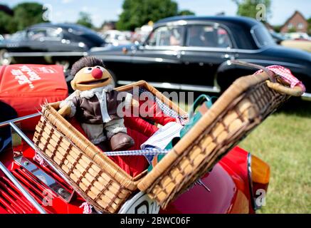 Hude, Deutschland. Mai 2020. Die Figur Ernie, bekannt aus der Sesamstraße, sitzt in der Vorräte-Kiste eines Oldtimers auf dem Gelände eines Drive-in-Kinos im Wüsting-Viertel. Mehrere hundert Personen in ihren Oldtimern, Youngtimern und amerikanischen Oldtimern nahmen an der Veranstaltung im Oldenburger Kreis Teil. Die Oldtimer-Fans schauten sich den Film "Le Mans 66 - gegen alle Widrigkeiten" in rund 200 historischen Autos an. Kredit: Hauke-Christian Dittrich/dpa/Alamy Live News Stockfoto