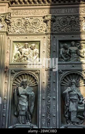 Religiöse Statue auf der Bronzetür der St. Isaac’s Cathedral (oder Isaakievskiy Sobor), ein Denkmal der russischen Architektur, in der Nähe der Nevsky Avenue und der Stockfoto