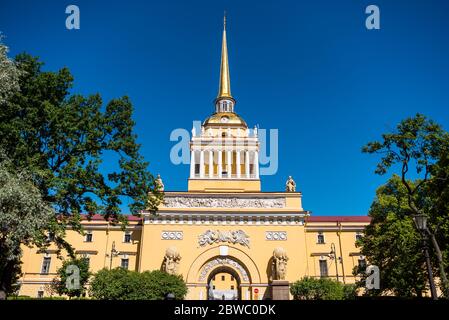 Das Admiralty-Gebäude ist das ehemalige Hauptquartier der Admiralty Board und der Imperial Russian Navy in St. Petersburg, Russland Stockfoto