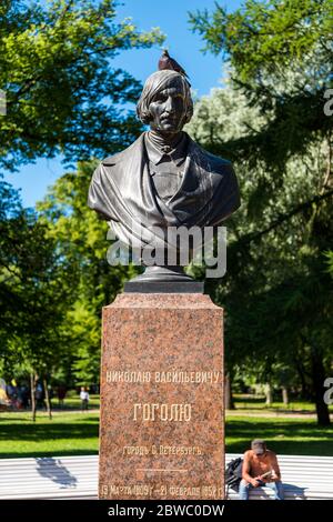 Denkmal für Nikolai Wassiljewitsch Gogol vor dem Gebäude der Admiralität in St. Petersburg, Russland. Stockfoto