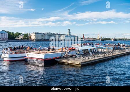 Yachten parken am Hafen von Bolshaya Neva Fluss, der größten Armbinde des Flusses Neva in St. Petersburg, Russland. Stockfoto