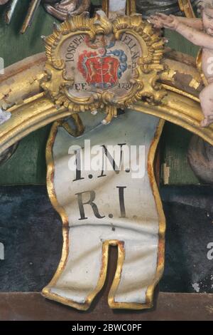 Inschrift INRI auf dem Altar des Heiligen Kreuzes in der Kirche unserer Lieben Frau von Jerusalem in Trski Vrh in Krapina, Kroatien Stockfoto