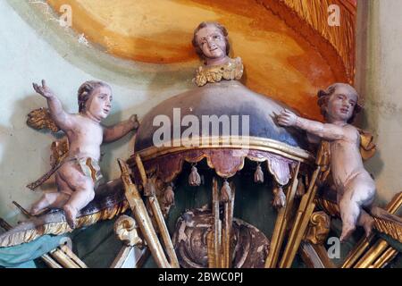 Engelsstatuen auf dem Altar des Heiligen Kreuzes in der Kirche unserer Lieben Frau von Jerusalem in Trski Vrh in Krapina, Kroatien Stockfoto