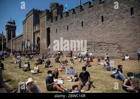 Cardiff, Wales, Großbritannien. Mai 2020. Eine allgemeine Ansicht eines schwarzen Lebens Angelegenheit Protest am Cardiff Schloß nach dem Mord an George Floyd in Minneapolis, Vereinigte Staaten. Quelle: Mark Hawkins/Alamy Live News Stockfoto