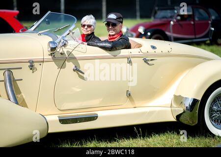 Hude, Deutschland. Mai 2020. Christian und Angelika sitzen in einem Oldtimer auf dem Gelände eines Drive-in-Kinos im Wüsting-Viertel. Mehrere hundert Personen in ihren Oldtimern, Youngtimern und amerikanischen Oldtimern nahmen an der Veranstaltung im Oldenburger Kreis Teil. Die Oldtimer-Fans schauten sich den Film "Le Mans 66 - gegen alle Widrigkeiten" in rund 200 historischen Fahrzeugen an. Kredit: Hauke-Christian Dittrich/dpa/Alamy Live News Stockfoto