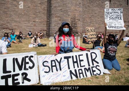 Cardiff, Wales, Großbritannien. Mai 2020. Nachrichten werden während eines Protestes der Schwarzen Leben in Cardiff Castle gezeigt, der dem Mord an George Floyd in Minneapolis, Vereinigte Staaten folgt. Quelle: Mark Hawkins/Alamy Live News Stockfoto