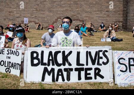 Cardiff, Wales, Großbritannien. Mai 2020. Nachrichten werden während eines Protestes der Schwarzen Leben in Cardiff Castle gezeigt, der dem Mord an George Floyd in Minneapolis, Vereinigte Staaten folgt. Quelle: Mark Hawkins/Alamy Live News Stockfoto