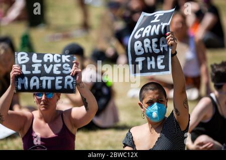 Cardiff, Wales, Großbritannien. Mai 2020. Nachrichten werden während eines Protestes der Schwarzen Leben in Cardiff Castle gezeigt, der dem Mord an George Floyd in Minneapolis, Vereinigte Staaten folgt. Quelle: Mark Hawkins/Alamy Live News Stockfoto