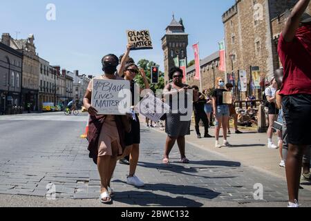 Cardiff, Wales, Großbritannien. Mai 2020. Nachrichten werden während eines Protestes der Schwarzen Leben in Cardiff Castle gezeigt, der dem Mord an George Floyd in Minneapolis, Vereinigte Staaten folgt. Quelle: Mark Hawkins/Alamy Live News Stockfoto