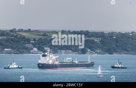 Cork Harbour, Cork, Irland. Mai 2020. Der Öltanker Kerala mit einer Ladung Erdöl aus Nigeria wird von den Schleppern DSG Titan und DSG Alex manövriert, bevor er an der Anlegestelle der Whitegate Oil Refinery im Hafen von Cork, Irland, andockt. Seit Ausbruch der Pandemie Covid-19 ist die Nachfrage nach Öl auf den internationalen Märkten rückgeschlagen, was weltweit zu einem Mangel an Lagerkapazitäten geführt hat. - Credit; David Creedon / Alamy Live News Stockfoto