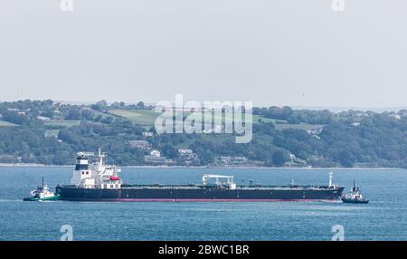 Cork Harbour, Cork, Irland. Mai 2020. Der Öltanker Kerala mit einer Ladung Erdöl aus Nigeria wird von den Schleppern DSG Titan und DSG Alex manövriert, bevor er an der Anlegestelle der Whitegate Oil Refinery im Hafen von Cork, Irland, andockt. Seit Ausbruch der Pandemie Covid-19 ist die Nachfrage nach Öl auf den internationalen Märkten rückgeschlagen, was weltweit zu einem Mangel an Lagerkapazitäten geführt hat. - Credit; David Creedon / Alamy Live News Stockfoto