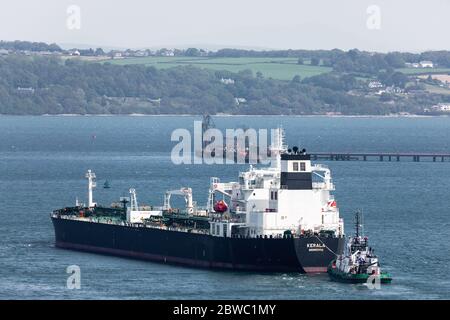 Cork Harbour, Cork, Irland. Mai 2020. Der Öltanker Kerala mit einer Ladung Erdöl aus Nigeria wird von der DSG Titan begleitet, als sie sich der Anlegestelle der Whitegate Oil Refinery im irischen Cork Harbour nähert. Seit Ausbruch der Pandemie Covid-19 ist die Nachfrage nach Öl auf den internationalen Märkten rückgeschlagen, was weltweit zu einem Mangel an Lagerkapazitäten geführt hat. - Credit; David Creedon / Alamy Live News Stockfoto