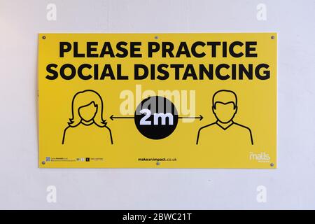 Ein Schild in den Hallen, Basingstoke, das fordert, dass Menschen soziale Distanz üben und 2 m Abstand während der Covid 19 Coronavirus Pandemie, Großbritannien, halten Stockfoto
