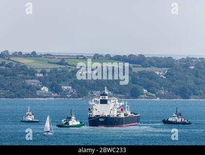 Cork Harbour, Cork, Irland. Mai 2020. Der Öltanker Kerala mit einer Ladung Erdöl aus Nigeria wird von den Schleppern DSG Titan, DSG Alex und Gerry O'Sullivan manövriert, bevor er an der Anlegestelle der Whitegate Oil Refinery im Hafen von Cork, Irland, andockt. Seit Ausbruch der Pandemie Covid-19 ist die Nachfrage nach Öl auf den internationalen Märkten rückgeschlagen, was weltweit zu einem Mangel an Lagerkapazitäten geführt hat. - Credit; David Creedon / Alamy Live News Stockfoto