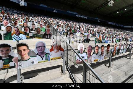 31. Mai 2020, Nordrhein-Westfalen, Mönchengladbach: Fußball: Bundesliga, Borussia Mönchengladbach - 1. FC Union Berlin, 29. Spieltag im Stadion im Borussia-Park. Statt der Mönchengladbach-Fans werden auf den Ständen Pappständer gestellt. Foto: Martin Meissner/AP Pool/dpa - WICHTIGER HINWEIS: Gemäß den Vorschriften der DFL Deutsche Fußball Liga und des DFB Deutscher Fußball-Bund ist es verboten, im Stadion und/oder aus dem Spiel fotografierte Bilder in Form von Sequenzbildern und/oder videoähnlichen Fotoserien zu nutzen oder ausgenutzt zu haben. Stockfoto