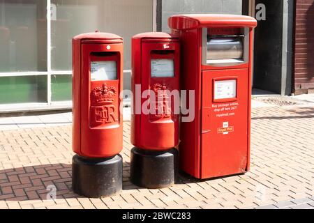 Royal Mail er (Elizabeth Regina) freistehende Pfosten-Box und ein frankiertes Post- und Paketgeschäft Postkasten auf London Road, Basingstoke, Großbritannien Stockfoto