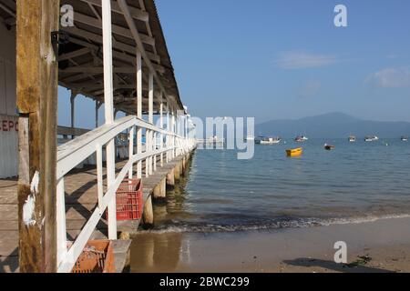 Blick vom Dock von Praia do Mariscal ist ein schöner Tag, ruhiges Meer, aber ist ein Wochenende Tag alle Boote geparkt Stockfoto