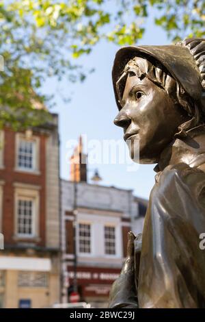 Eine lebensgroße Bronzefigur von Jane Austen auf dem Marktplatz wurde im Juli 2017 enthüllt, um an den 200. Todestag zu erinnern. Basingstoke, Großbritannien Stockfoto