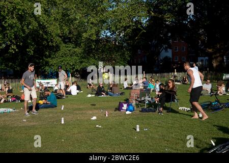 Hackney, London Mai 2020 während der Covid-19 (Coronavirus) Pandemie. London Fields. Eine Gruppe junger Männer spielt ein Ballspiel mit Bierdosen als Marker. Stockfoto