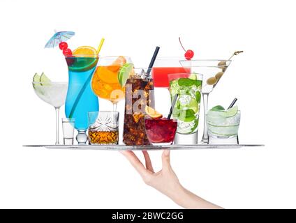 Handhaltetablett mit verschiedenen Cocktails isoliert auf weißem Hintergrund.Blaue Lagune, martini, negroni, Mojito, Spritz, Gimlet, cuba libre, kosmopolitisch, Stockfoto