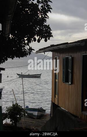 Ein Clasica beflachgefahter Abstellplatz mit einem Boot am Ufer in einem Muschel und bewölkten Tag geparkt. Stockfoto