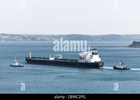 Cork Harbour, Cork, Irland. Mai 2020. Der Öltanker Kerala mit einer Ladung Erdöl aus Nigeria wird von den Schleppern DSG Titan und Gerry O'Sullivan begleitet, als sie sich der Whitegate Oil Refinery im Hafen von Cork, Irland, nähert. Seit Ausbruch der Pandemie Covid-19 ist die Nachfrage nach Öl auf den internationalen Märkten rückgeschlagen, was weltweit zu einem Mangel an Lagerkapazitäten geführt hat. - Credit; David Creedon / Alamy Live News Stockfoto