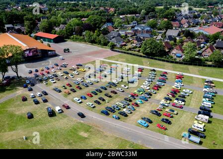 Hude, Deutschland. Mai 2020. Oldtimer stehen auf dem Gelände eines Drive-in-Kinos im Stadtteil Wüsting. (Mit einer Drohne aufgenommen). Mehrere hundert Personen in ihren Oldtimern, Youngtimern und amerikanischen Oldtimern nahmen an der Veranstaltung im Oldenburger Kreis Teil. Die Oldtimer-Fans schauten sich den Film "Le Mans 66 - gegen alle Widrigkeiten" in rund 200 historischen Fahrzeugen an. Kredit: Hauke-Christian Dittrich/dpa/Alamy Live News Stockfoto