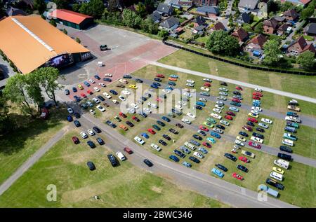 Hude, Deutschland. Mai 2020. Oldtimer stehen auf dem Gelände eines Drive-in-Kinos im Stadtteil Wüsting. (Mit einer Drohne aufgenommen). Mehrere hundert Personen in ihren Oldtimern, Youngtimern und amerikanischen Oldtimern nahmen an der Veranstaltung im Oldenburger Kreis Teil. Die Oldtimer-Fans schauten sich den Film "Le Mans 66 - gegen alle Widrigkeiten" in rund 200 historischen Fahrzeugen an. Kredit: Hauke-Christian Dittrich/dpa/Alamy Live News Stockfoto