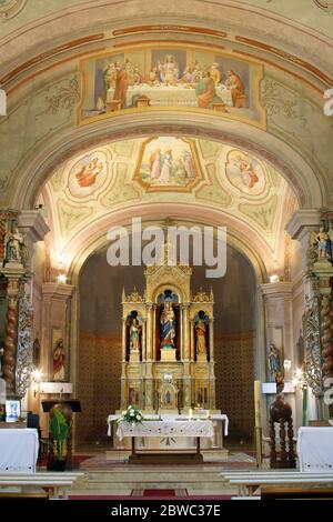 Hochaltar in der Pfarrkirche der Heimsuchung der Jungfrau Maria in Garesnica, Kroatien Stockfoto