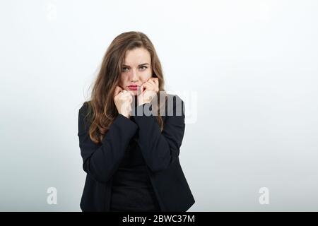 Erschrocken Weibliche Hände Werden In Fäuste Geballt Und An Den Mund Gehalten. Angst, Mensch Stockfoto